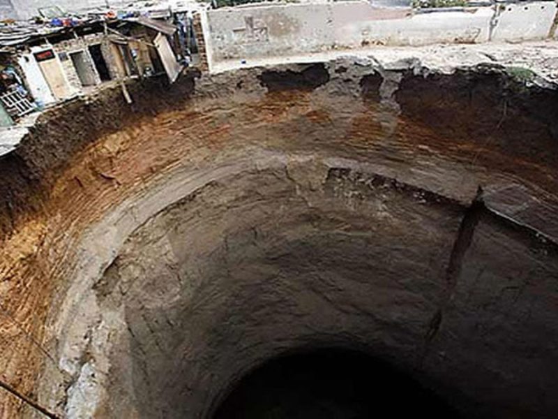 Lubang Sinkhole Muncul Di Tengah Kota, Picu Kepanikan Warga