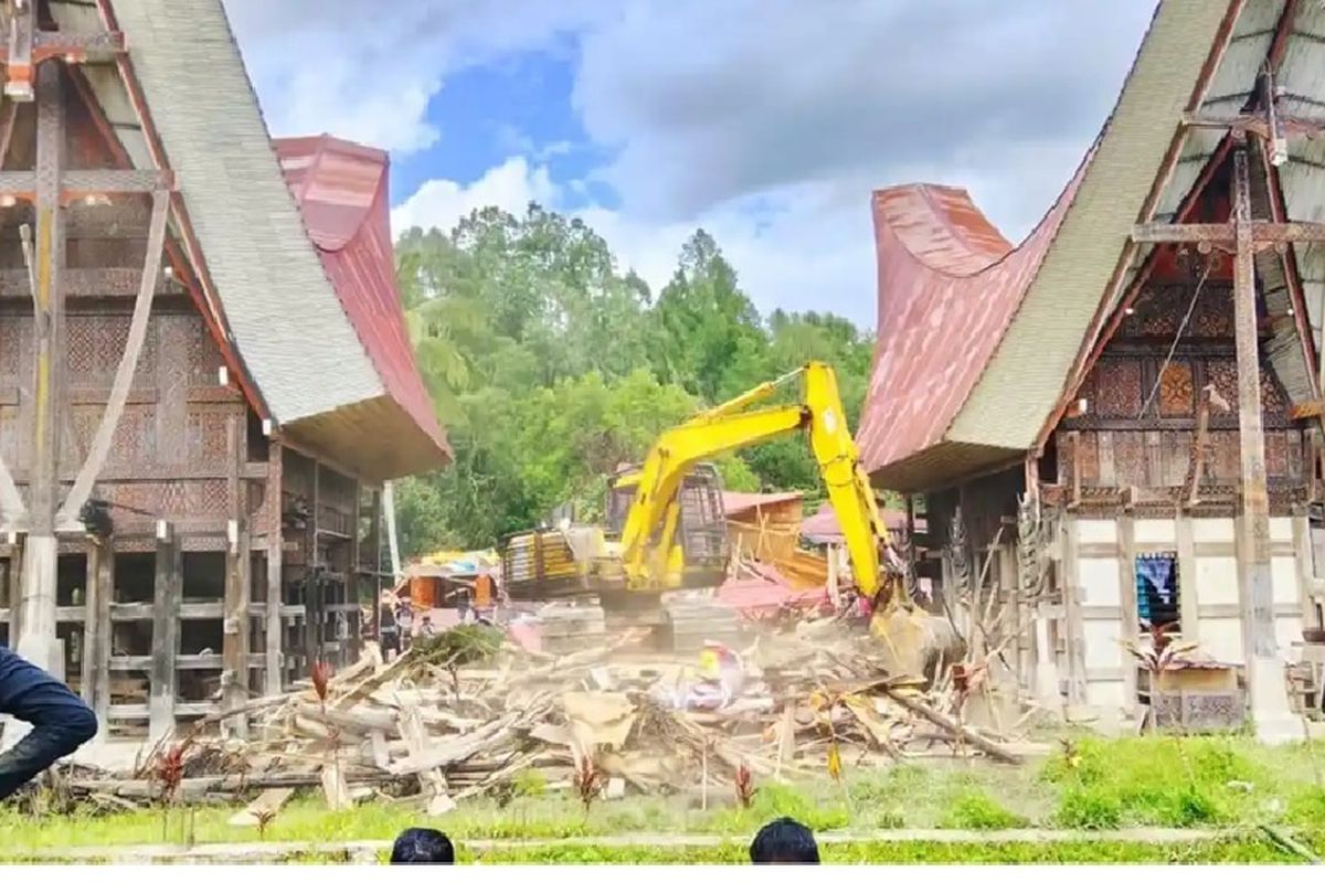 300 Tahun Berakhir! Rumah Adat Tongkonan Toraja Di Bongkar