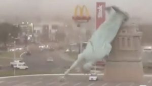 Patung Liberty Roboh Dihantam Angin Kencang