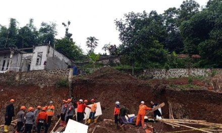 Longsor Jatinangor, 4 Orang Tertimbun