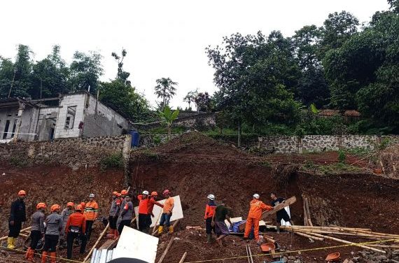 Longsor Jatinangor, 4 Orang Tertimbun