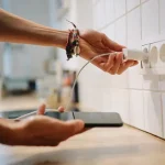 Masih Malas Cabut Charger? Siap-Siap Hadapi Risiko Ini