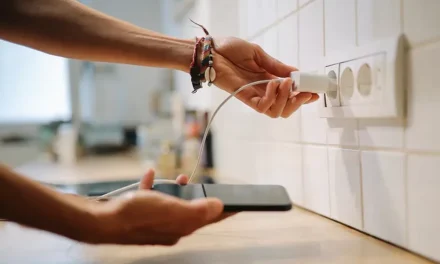 Masih Malas Cabut Charger? Siap-Siap Hadapi Risiko Ini