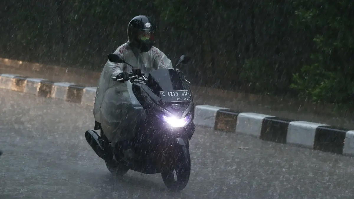 Persiapan Wajib Bagi Pengguna Motor Di Musim Hujan Yang Harus Kalian Ketahui Untuk Keamanan Dan Kenyamanan Berkendara