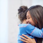 Peluk Dunianya: Tips Hadapi Anak Yang Introvert