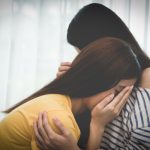 Tips Psikolog: Cara Tepat Hadir Buat Teman Yang Sedang Berduka