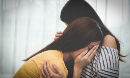 Tips Psikolog: Cara Tepat Hadir Buat Teman Yang Sedang Berduka