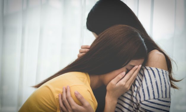 Tips Psikolog: Cara Tepat Hadir Buat Teman Yang Sedang Berduka