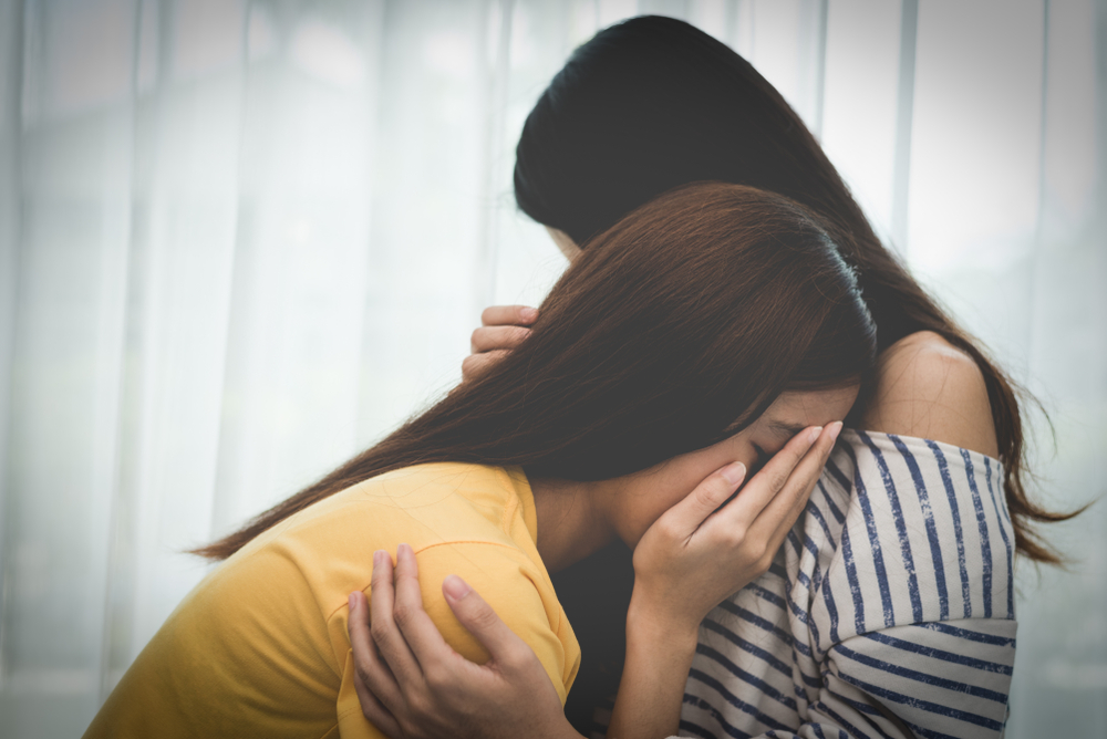 Tips Psikolog: Cara Tepat Hadir Buat Teman Yang Sedang Berduka