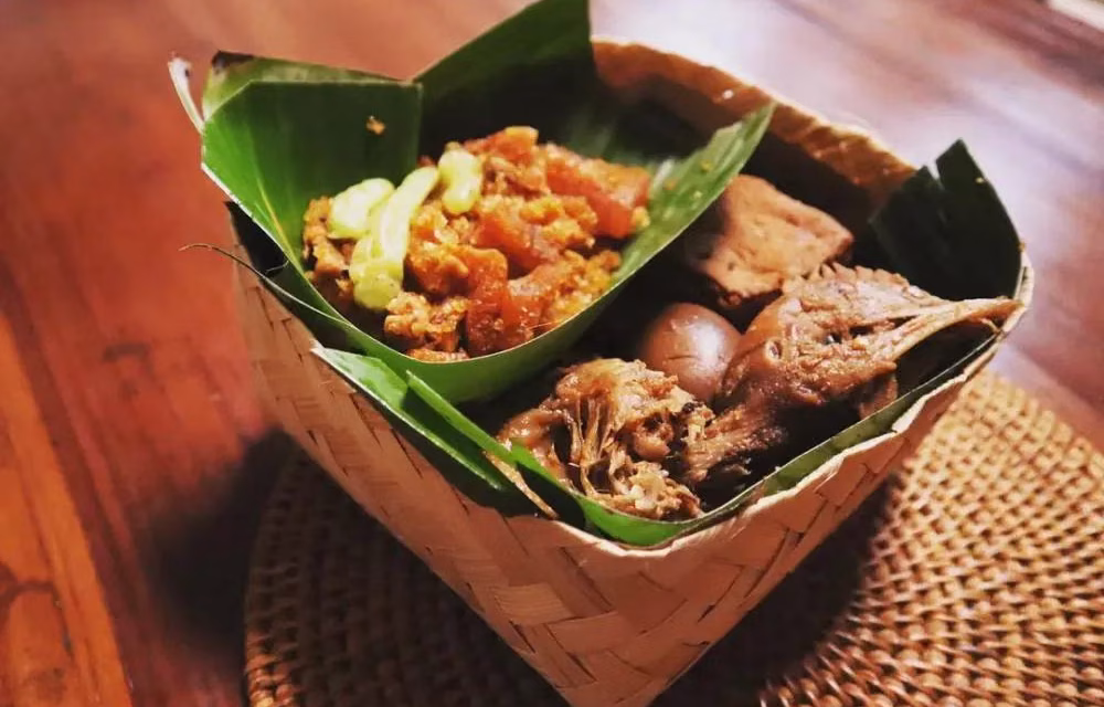 Pilihan Gudeg Enak Berjarak Selangkah Dari Stasiun Tugu
