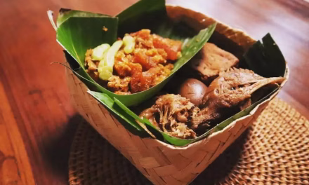 Pilihan Gudeg Enak Berjarak Selangkah Dari Stasiun Tugu