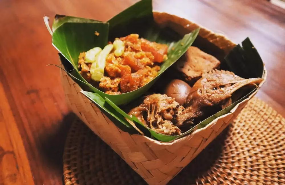 Pilihan Gudeg Enak Berjarak Selangkah Dari Stasiun Tugu