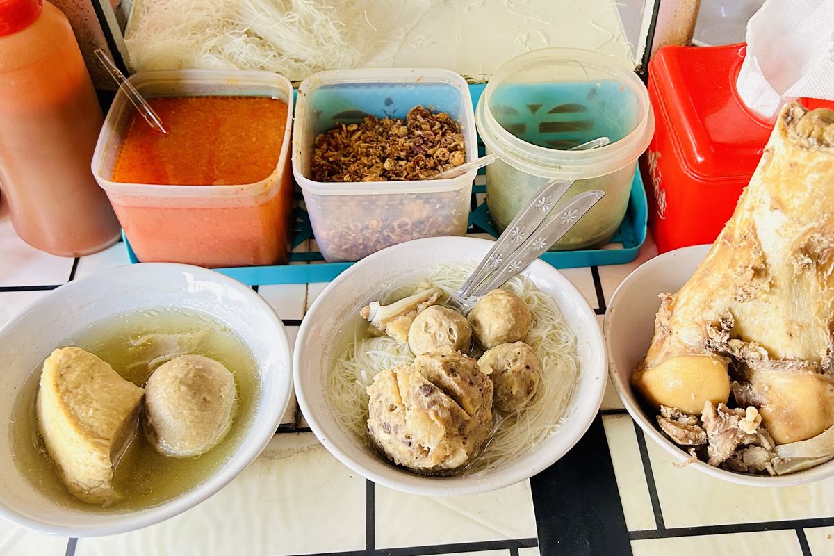 Langganan Orang Lama: 4 Bakso Paling Legendaris Di Jakbar